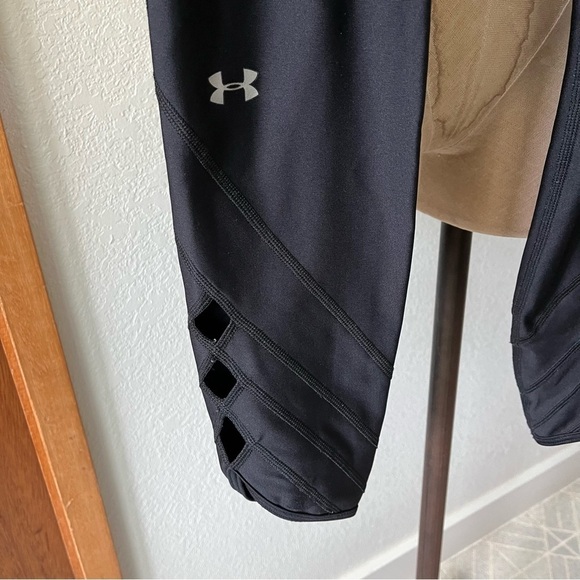 UNDER ARMOUR sz S Black Leggings Compression Heat Gear Side Cut Out  Ankle Crop - Picture 2 of 9